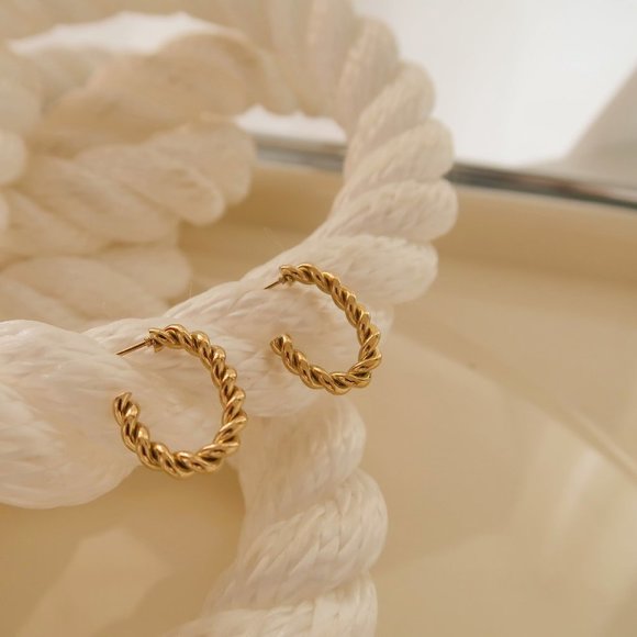 NEW 18K Gold Plated Braided Oval Hoop Earrings - Picture 3 of 6